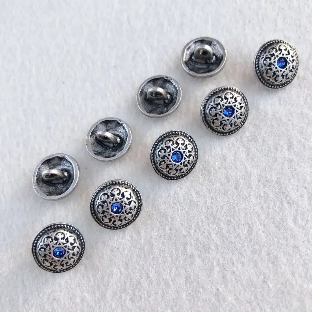 Trachtenknopf mit Swarovski Stein blau No. 23 – Bild 6 – Chiemgauer Heimatwerk Trachten-Onlineshop Trachtenknopf mit Swarovski Stein blau No. 23 - Bild 6 - Chiemgauer Heimatwerk Trachten-Onlineshop