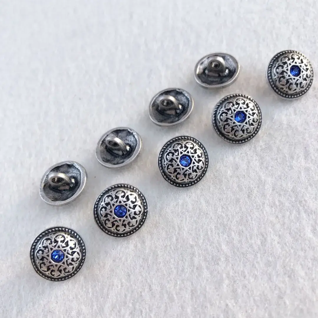 Trachtenknopf mit Swarovski Stein blau No. 23 – Bild 7 – Chiemgauer Heimatwerk Trachten-Onlineshop Trachtenknopf mit Swarovski Stein blau No. 23 - Bild 7 - Chiemgauer Heimatwerk Trachten-Onlineshop