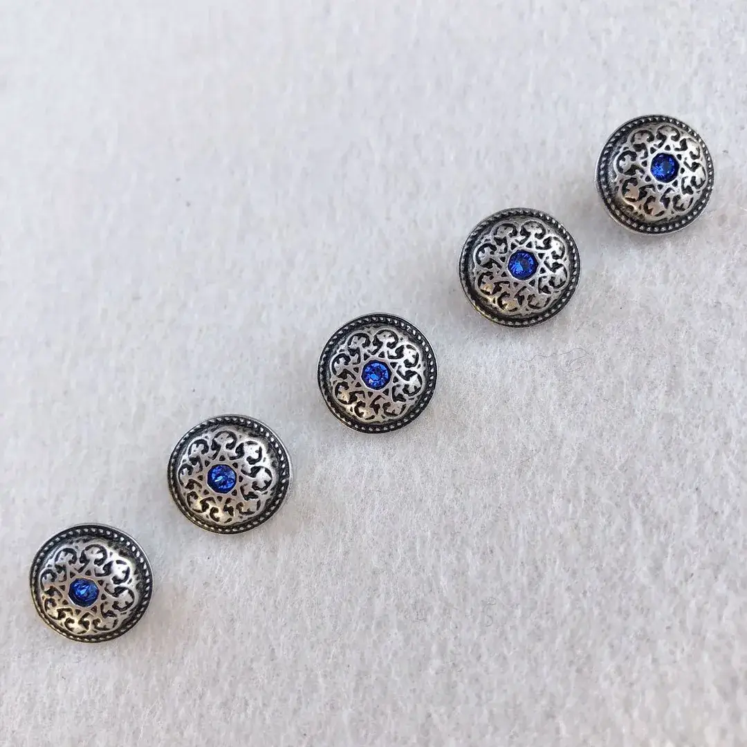 Trachtenknopf mit Swarovski Stein blau No. 23 – Bild 8 – Chiemgauer Heimatwerk Trachten-Onlineshop Trachtenknopf mit Swarovski Stein blau No. 23 - Bild 8 - Chiemgauer Heimatwerk Trachten-Onlineshop