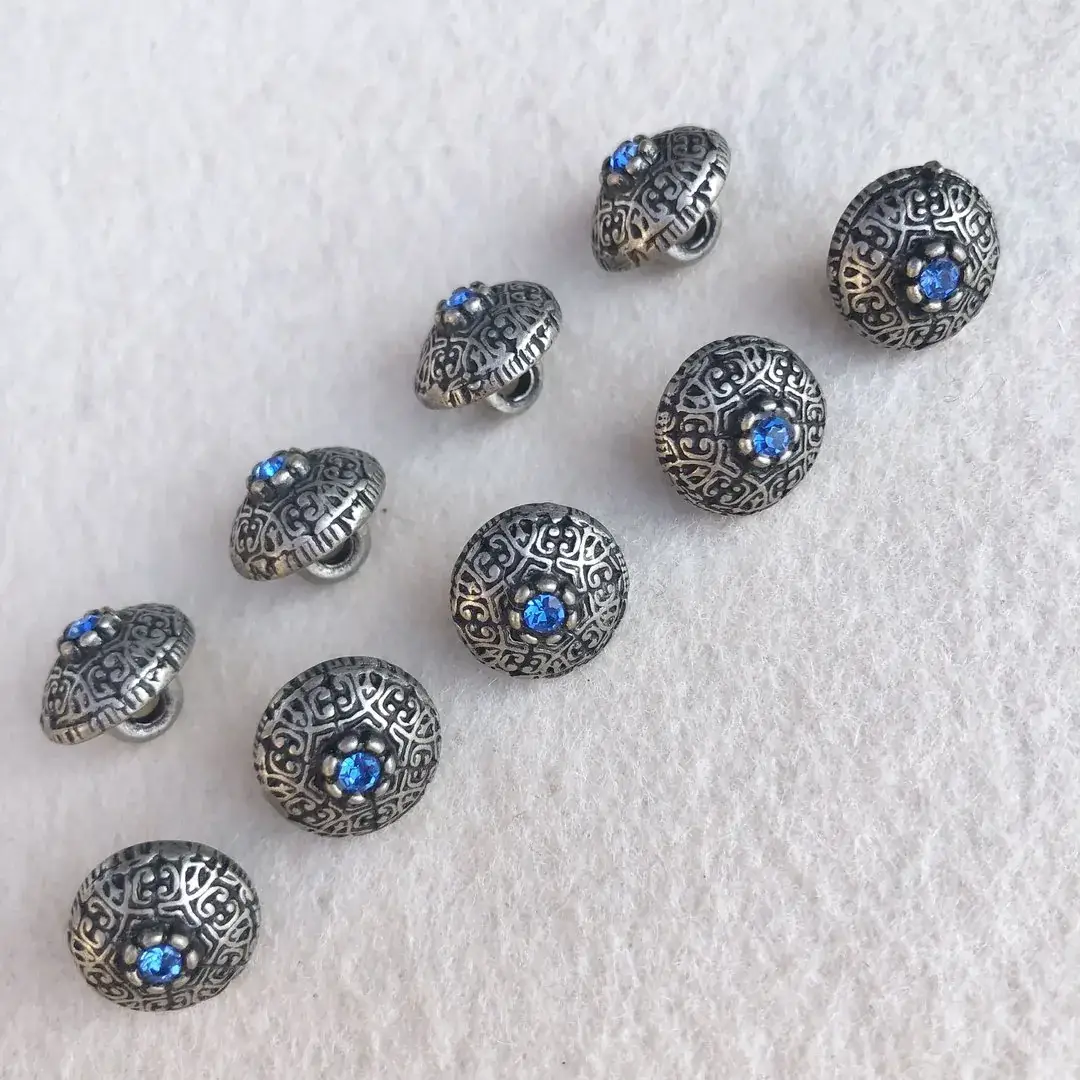 Trachtenknopf mit Swarovski Stein blau No. 3 – Bild 5 – Chiemgauer Heimatwerk Trachten-Onlineshop Trachtenknopf mit Swarovski Stein blau No. 3 - Bild 5 - Chiemgauer Heimatwerk Trachten-Onlineshop