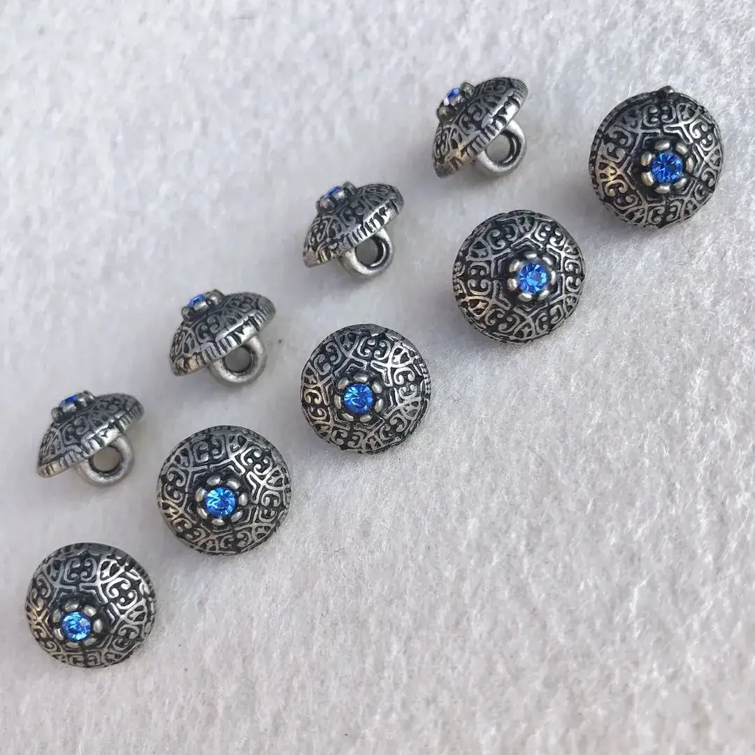 Trachtenknopf mit Swarovski Stein blau No. 3 – Bild 7 – Chiemgauer Heimatwerk Trachten-Onlineshop Trachtenknopf mit Swarovski Stein blau No. 3 - Bild 7 - Chiemgauer Heimatwerk Trachten-Onlineshop