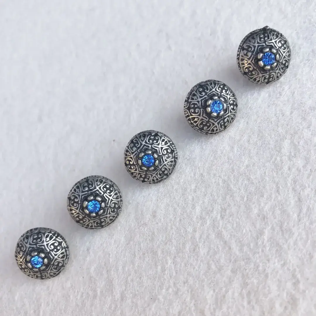 Trachtenknopf mit Swarovski Stein blau No. 3 – Bild 8 – Chiemgauer Heimatwerk Trachten-Onlineshop Trachtenknopf mit Swarovski Stein blau No. 3 - Bild 8 - Chiemgauer Heimatwerk Trachten-Onlineshop