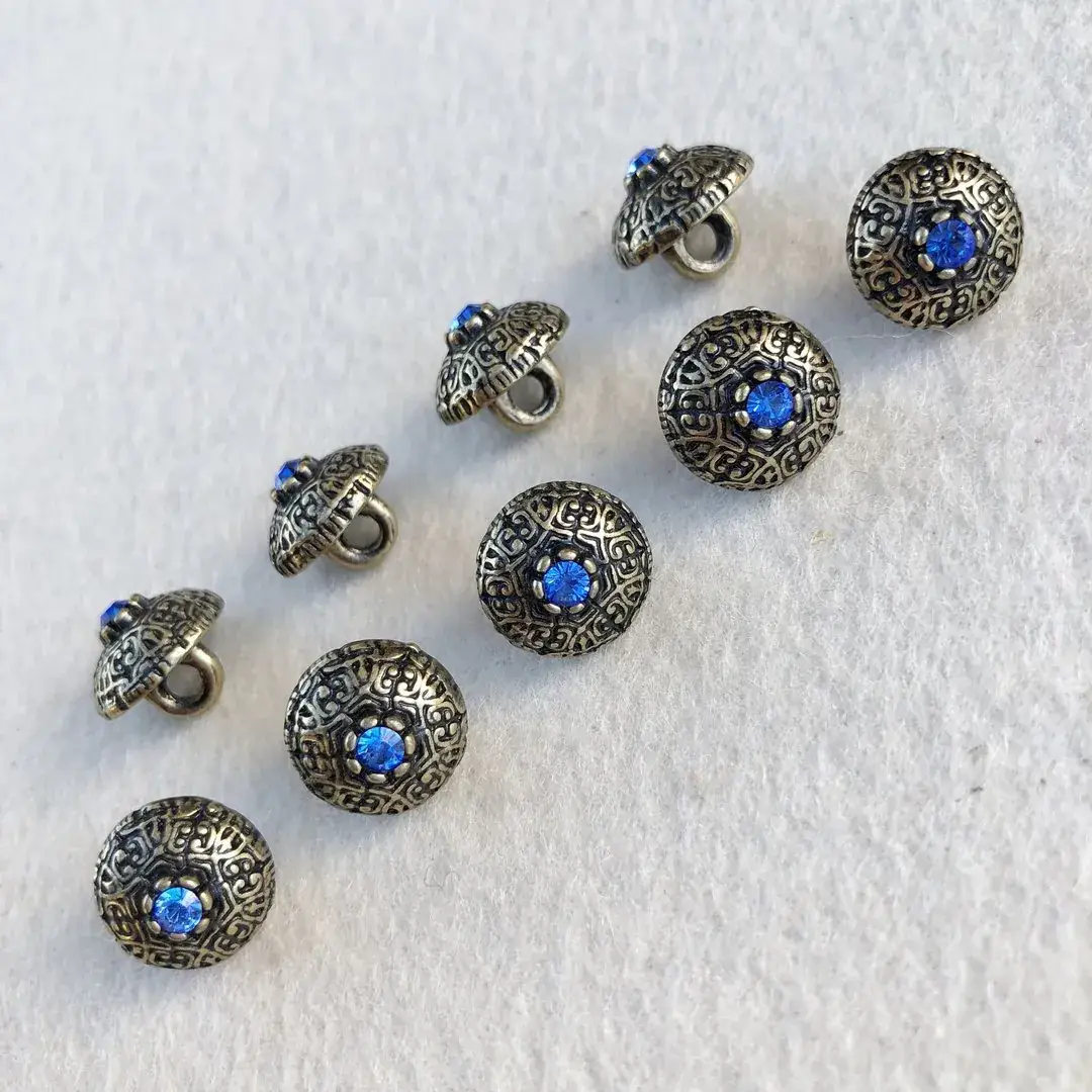 Trachtenknopf mit Swarovski Stein blau No. 7 – Bild 5 – Chiemgauer Heimatwerk Trachten-Onlineshop Trachtenknopf mit Swarovski Stein blau No. 7 - Bild 5 - Chiemgauer Heimatwerk Trachten-Onlineshop