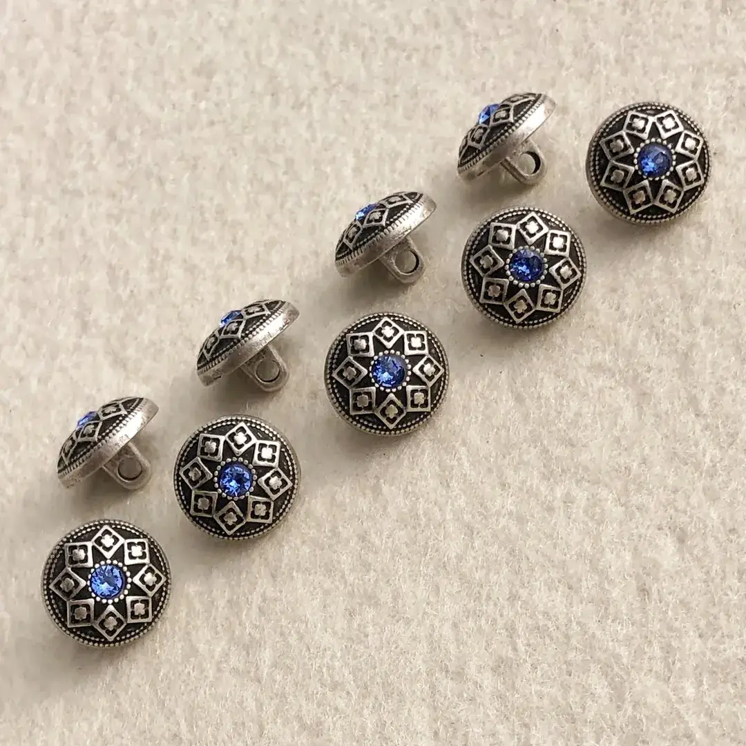 Trachtenknopf mit Swarovski Stein blau No. 9 – Bild 7 – Chiemgauer Heimatwerk Trachten-Onlineshop Trachtenknopf mit Swarovski Stein blau No. 9 - Bild 7 - Chiemgauer Heimatwerk Trachten-Onlineshop