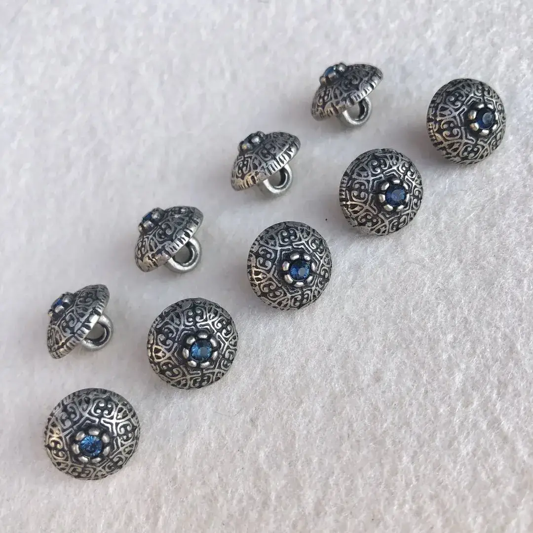 Trachtenknopf mit Swarovski Stein dunkelblau No. 4 – Bild 8 – Chiemgauer Heimatwerk Trachten-Onlineshop Trachtenknopf mit Swarovski Stein dunkelblau No. 4 - Bild 8 - Chiemgauer Heimatwerk Trachten-Onlineshop