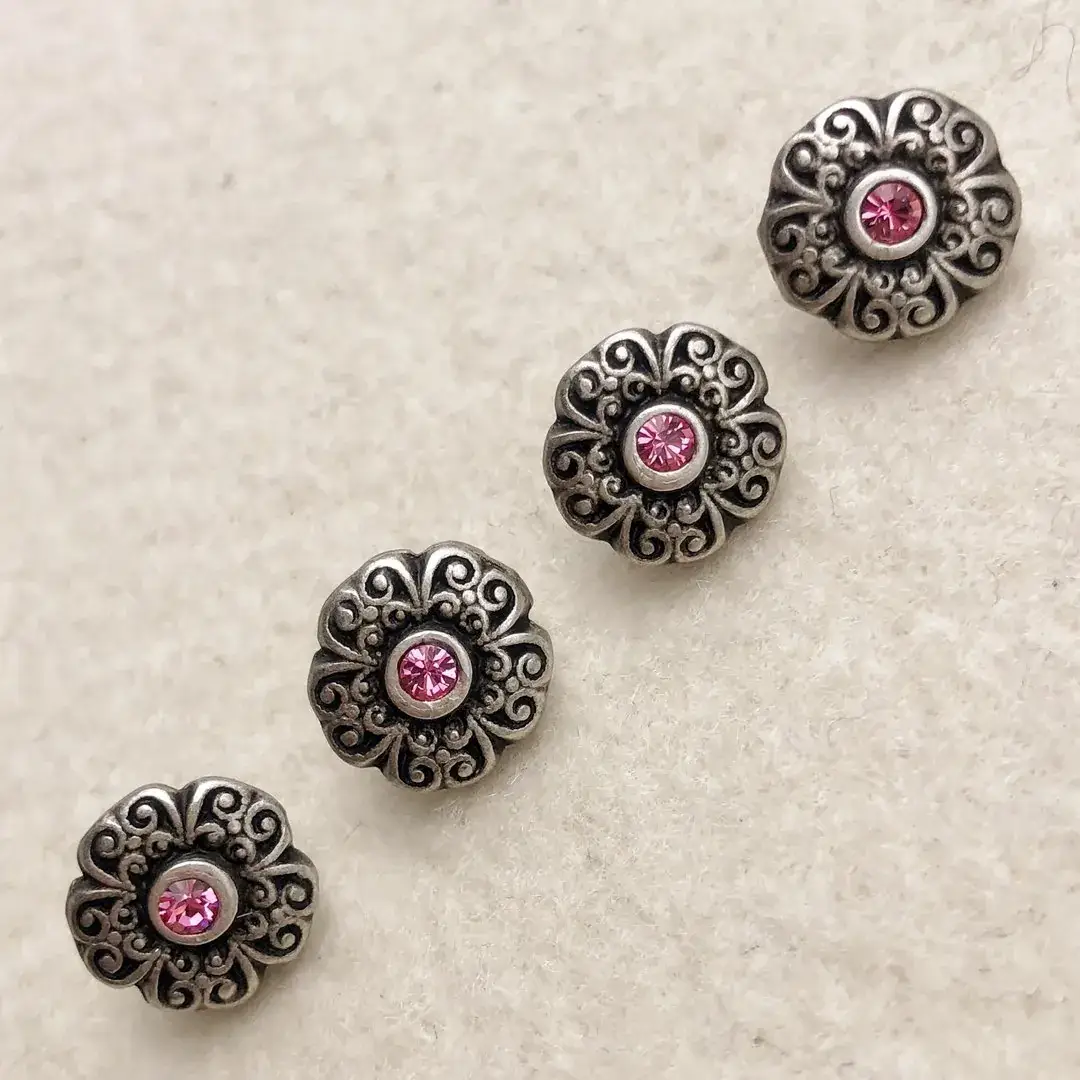 Trachtenknopf mit Swarovski Stein rosa No. 13 – Bild 9 – Chiemgauer Heimatwerk Trachten-Onlineshop Trachtenknopf mit Swarovski Stein rosa No. 13 - Bild 9 - Chiemgauer Heimatwerk Trachten-Onlineshop