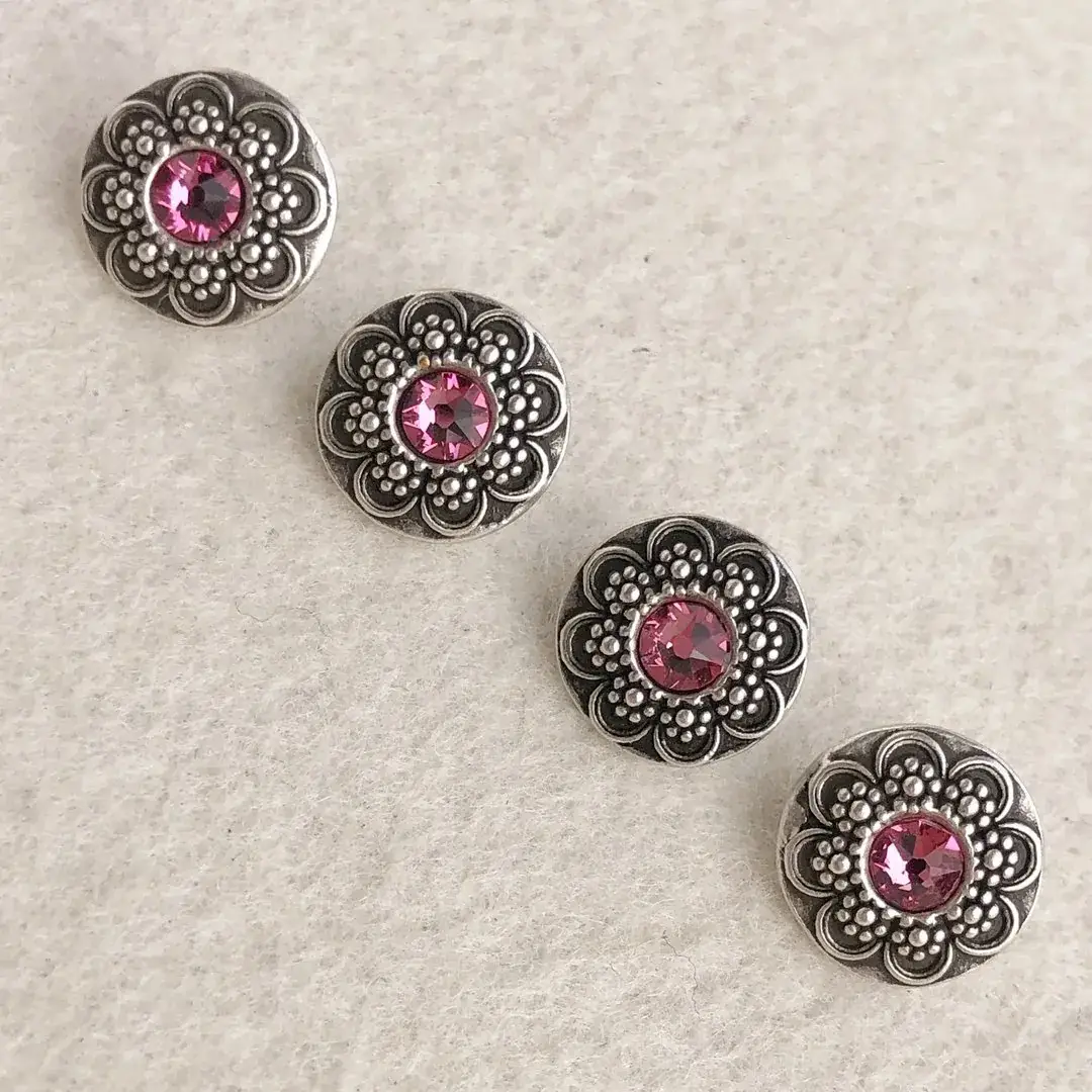 Trachtenknopf mit Swarovski Stein rosa No. 6 – Bild 13 – Chiemgauer Heimatwerk Trachten-Onlineshop Trachtenknopf mit Swarovski Stein rosa No. 6 - Bild 13 - Chiemgauer Heimatwerk Trachten-Onlineshop