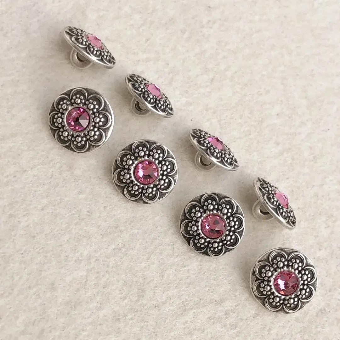 Trachtenknopf mit Swarovski Stein rosa No. 6 – Bild 6 – Chiemgauer Heimatwerk Trachten-Onlineshop Trachtenknopf mit Swarovski Stein rosa No. 6 - Bild 6 - Chiemgauer Heimatwerk Trachten-Onlineshop