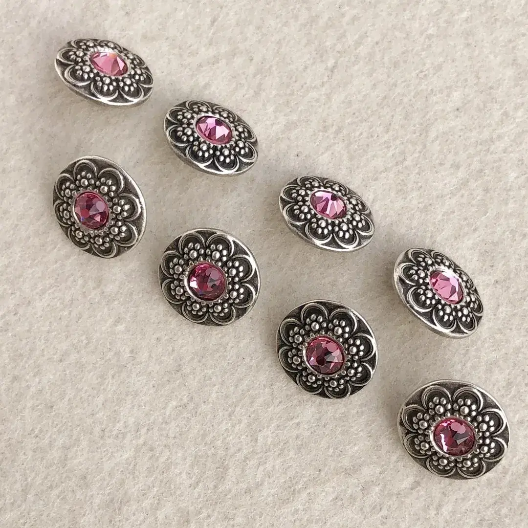 Trachtenknopf mit Swarovski Stein rosa No. 6 – Bild 8 – Chiemgauer Heimatwerk Trachten-Onlineshop Trachtenknopf mit Swarovski Stein rosa No. 6 - Bild 8 - Chiemgauer Heimatwerk Trachten-Onlineshop