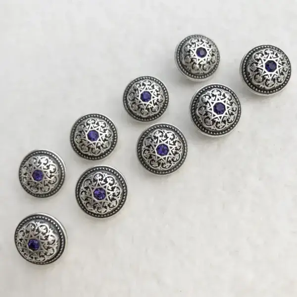 Trachtenknopf mit Swarovski Stein violett No. 21 – Bild 1 – Chiemgauer Heimatwerk Trachten-Onlineshop Trachtenknopf mit Swarovski Stein violett No. 21 - Bild 1 - Chiemgauer Heimatwerk Trachten-Onlineshop