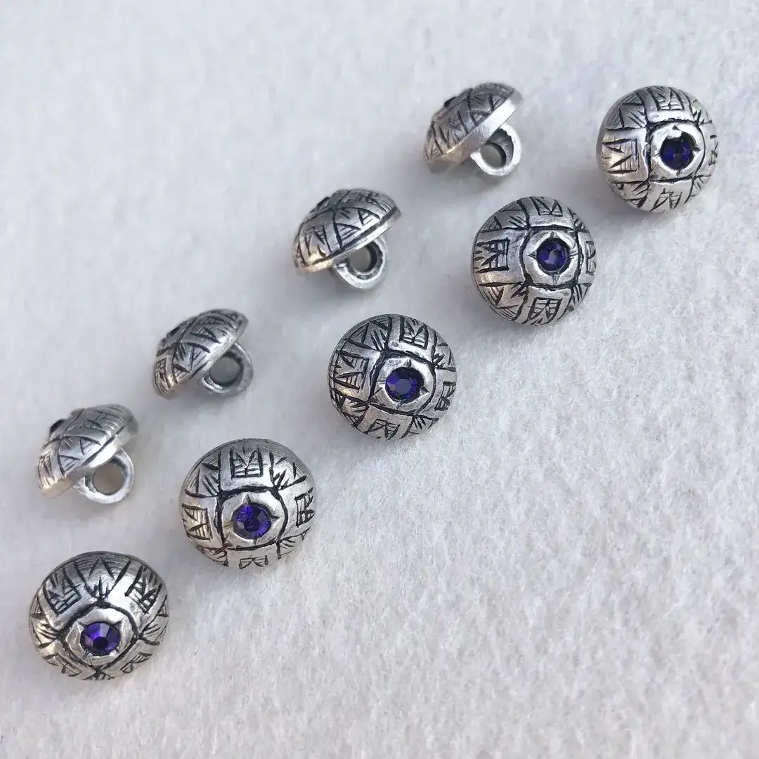 Trachtenknopf mit Swarovski Stein violett No. 8 – Bild 10 – Chiemgauer Heimatwerk Trachten-Onlineshop Trachtenknopf mit Swarovski Stein violett No. 8 - Bild 10 - Chiemgauer Heimatwerk Trachten-Onlineshop