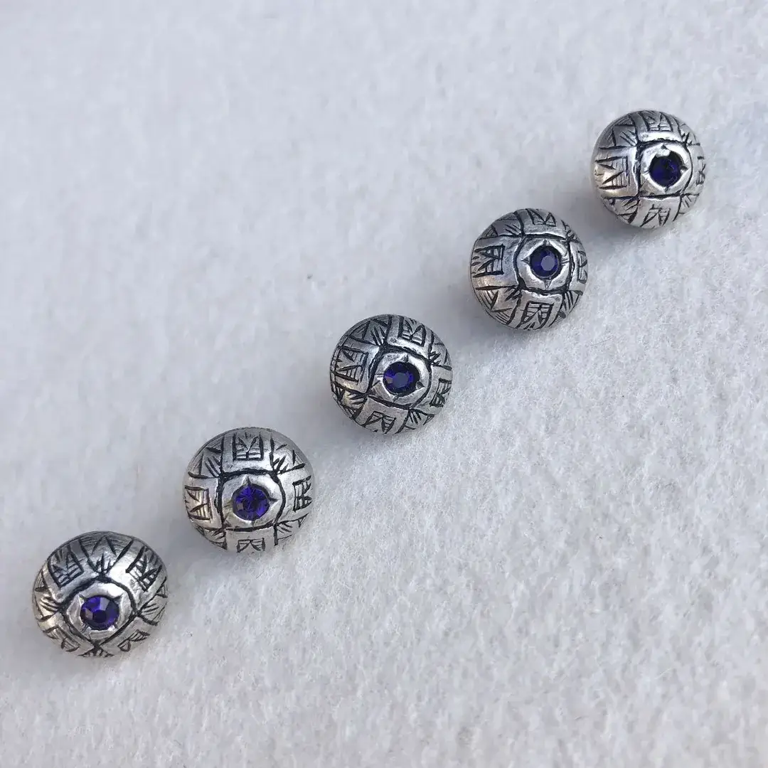 Trachtenknopf mit Swarovski Stein violett No. 8 – Bild 11 – Chiemgauer Heimatwerk Trachten-Onlineshop Trachtenknopf mit Swarovski Stein violett No. 8 - Bild 11 - Chiemgauer Heimatwerk Trachten-Onlineshop