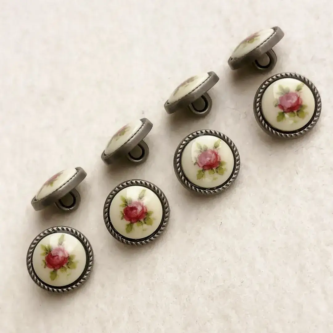 Trachtenknopf mit weinroten Rosen in creme – Bild 10 – Chiemgauer Heimatwerk Trachten-Onlineshop Trachtenknopf mit weinroten Rosen in creme - Bild 10 - Chiemgauer Heimatwerk Trachten-Onlineshop
