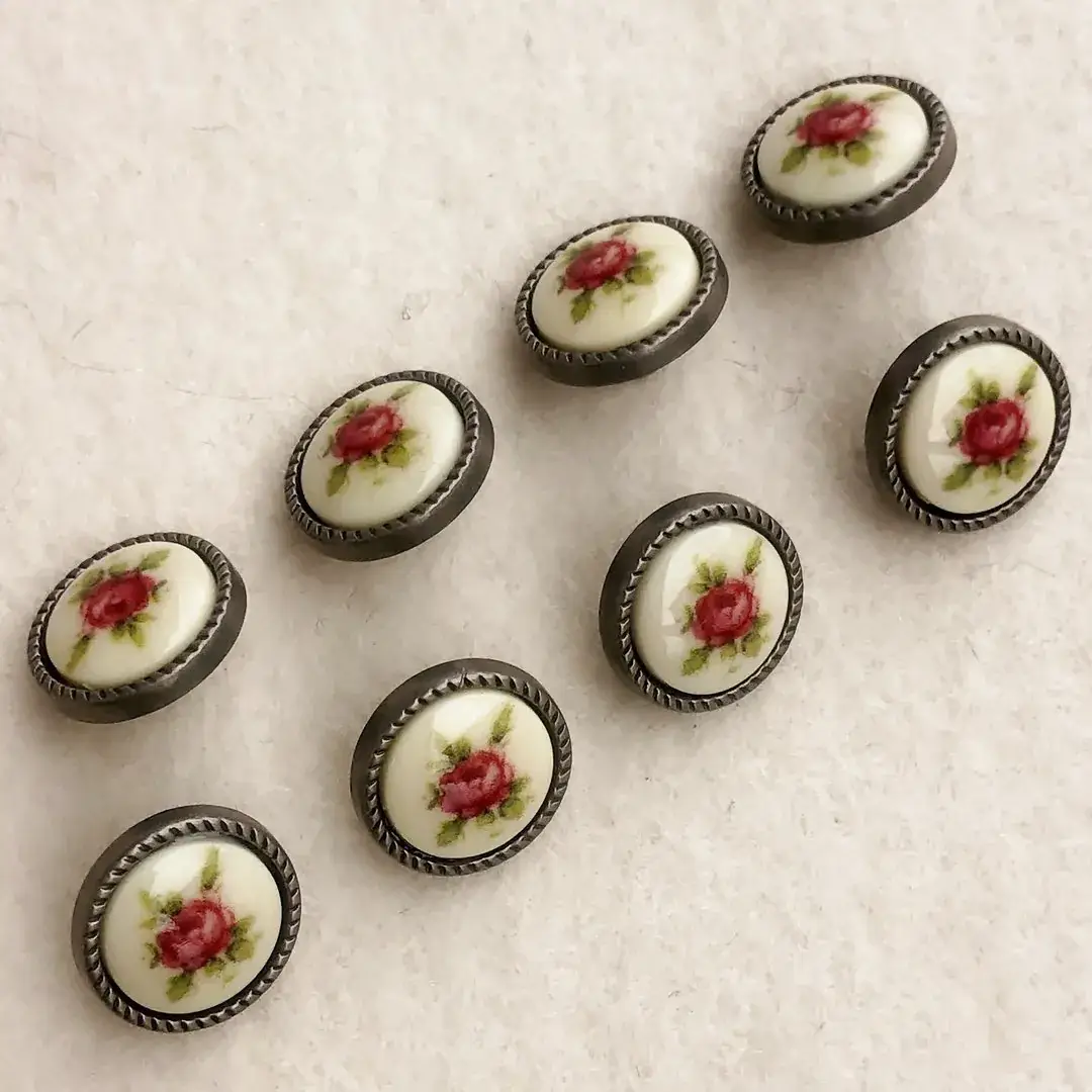 Trachtenknopf mit weinroten Rosen in creme – Bild 11 – Chiemgauer Heimatwerk Trachten-Onlineshop Trachtenknopf mit weinroten Rosen in creme - Bild 11 - Chiemgauer Heimatwerk Trachten-Onlineshop