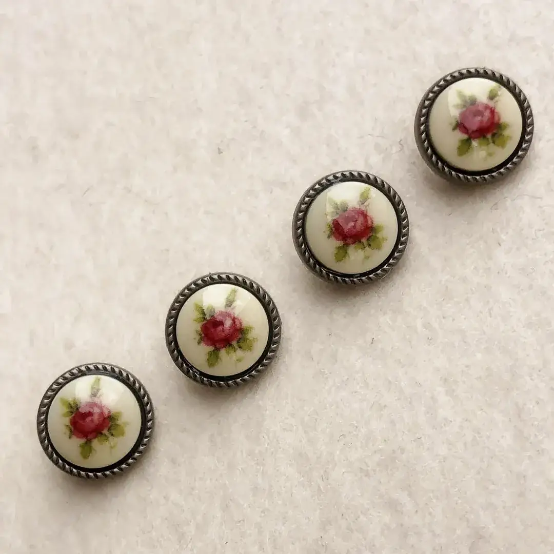 Trachtenknopf mit weinroten Rosen in creme – Bild 15 – Chiemgauer Heimatwerk Trachten-Onlineshop Trachtenknopf mit weinroten Rosen in creme - Bild 15 - Chiemgauer Heimatwerk Trachten-Onlineshop