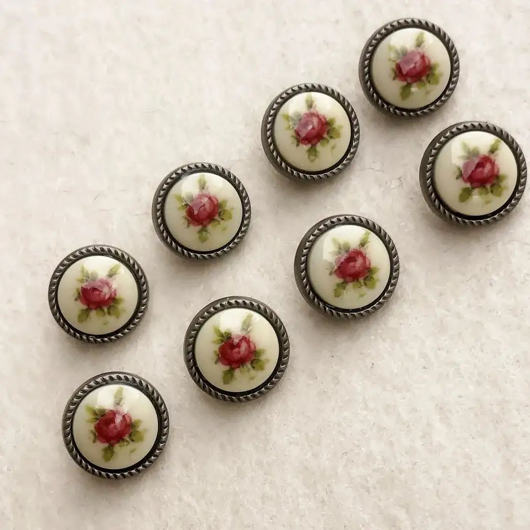 Trachtenknopf mit weinroten Rosen in creme – Bild 5 – Chiemgauer Heimatwerk Trachten-Onlineshop Trachtenknopf mit weinroten Rosen in creme - Bild 5 - Chiemgauer Heimatwerk Trachten-Onlineshop