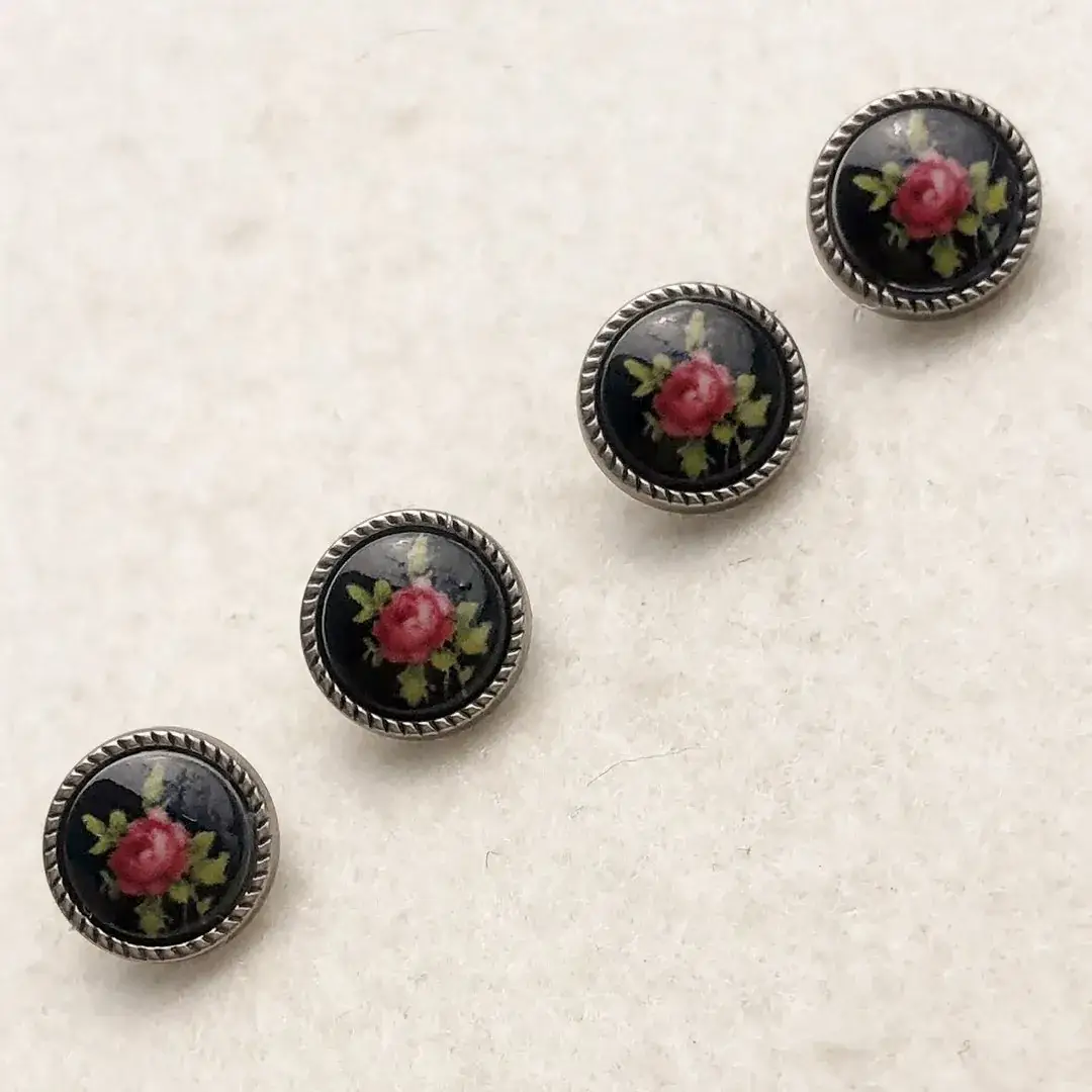 Trachtenknopf mit weinroten Rosen in schwarz – Bild 14 – Chiemgauer Heimatwerk Trachten-Onlineshop Trachtenknopf mit weinroten Rosen in schwarz - Bild 14 - Chiemgauer Heimatwerk Trachten-Onlineshop