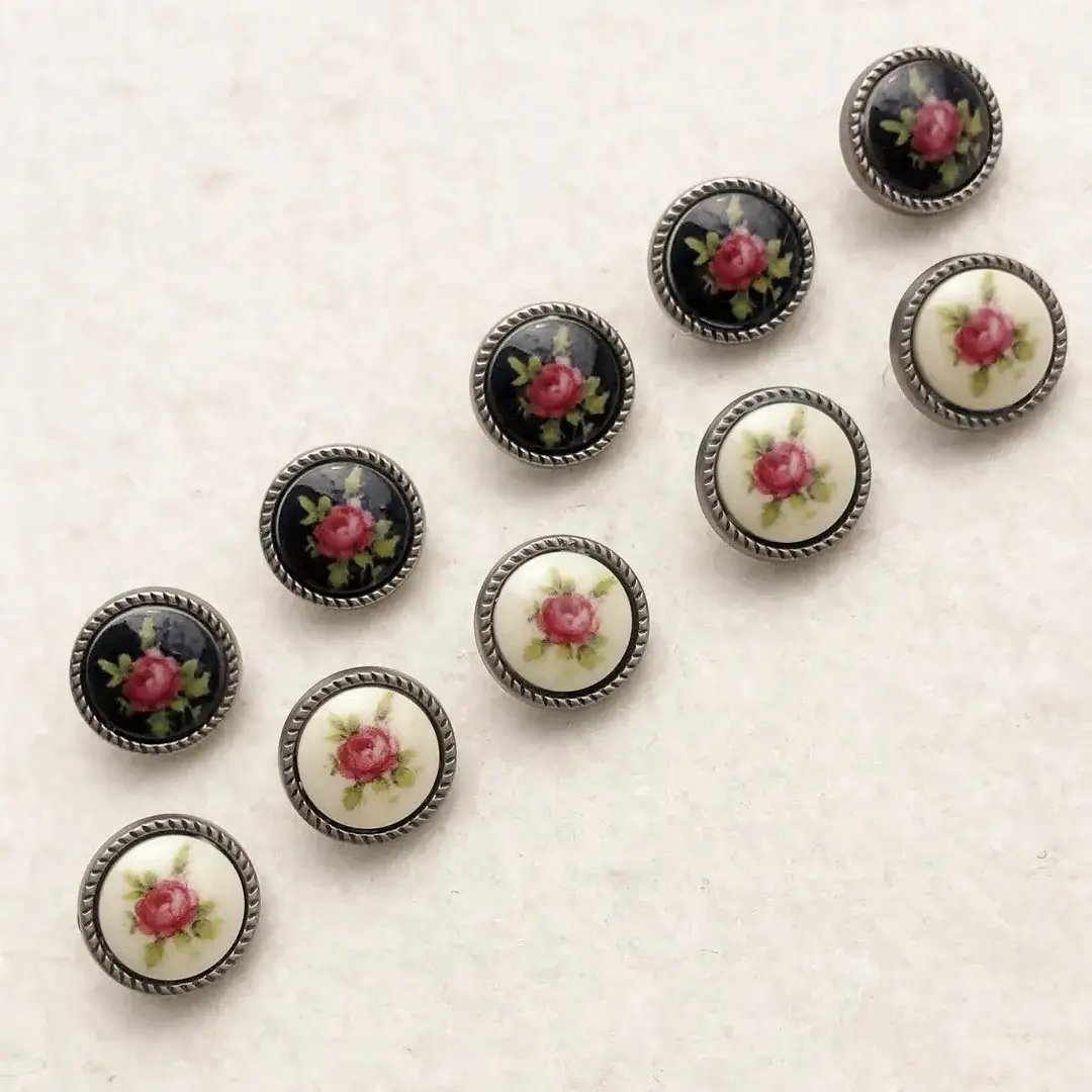 Trachtenknopf mit weinroten Rosen in schwarz – Bild 18 – Chiemgauer Heimatwerk Trachten-Onlineshop Trachtenknopf mit weinroten Rosen in schwarz - Bild 18 - Chiemgauer Heimatwerk Trachten-Onlineshop