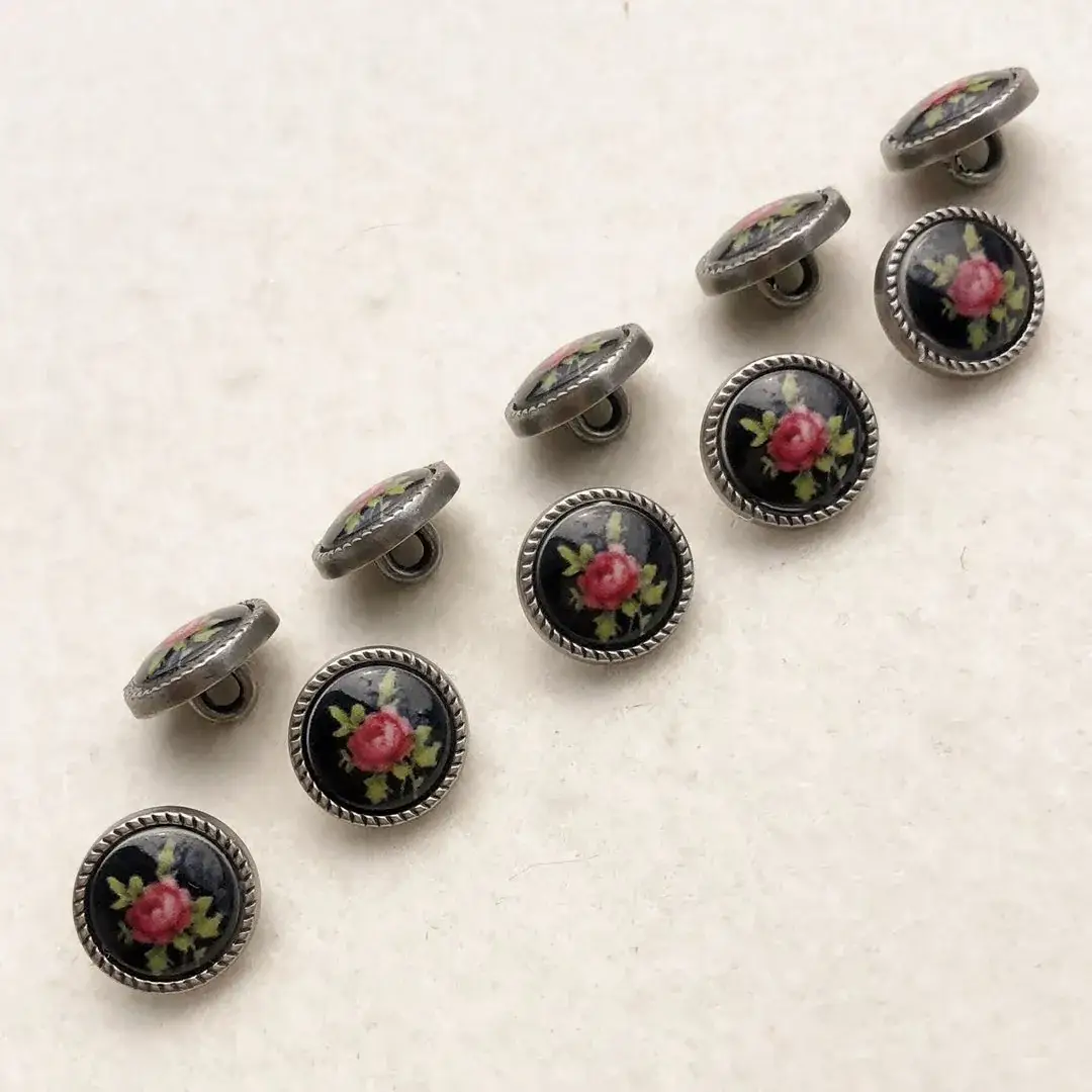 Trachtenknopf mit weinroten Rosen in schwarz – Bild 8 – Chiemgauer Heimatwerk Trachten-Onlineshop Trachtenknopf mit weinroten Rosen in schwarz - Bild 8 - Chiemgauer Heimatwerk Trachten-Onlineshop