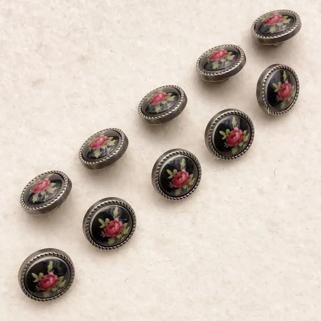 Trachtenknopf mit weinroten Rosen in schwarz – Bild 9 – Chiemgauer Heimatwerk Trachten-Onlineshop Trachtenknopf mit weinroten Rosen in schwarz - Bild 9 - Chiemgauer Heimatwerk Trachten-Onlineshop