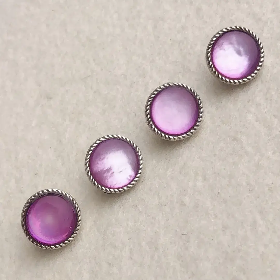 Trachtenknopf Perlmuttknopf in amethyst – Bild 11 – Chiemgauer Heimatwerk Trachten-Onlineshop Trachtenknopf Perlmuttknopf in amethyst - Bild 11 - Chiemgauer Heimatwerk Trachten-Onlineshop