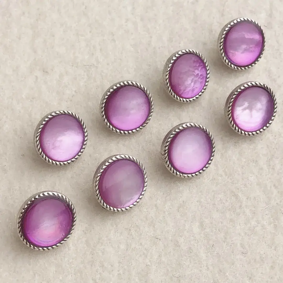 Trachtenknopf Perlmuttknopf in amethyst – Bild 12 – Chiemgauer Heimatwerk Trachten-Onlineshop Trachtenknopf Perlmuttknopf in amethyst - Bild 12 - Chiemgauer Heimatwerk Trachten-Onlineshop