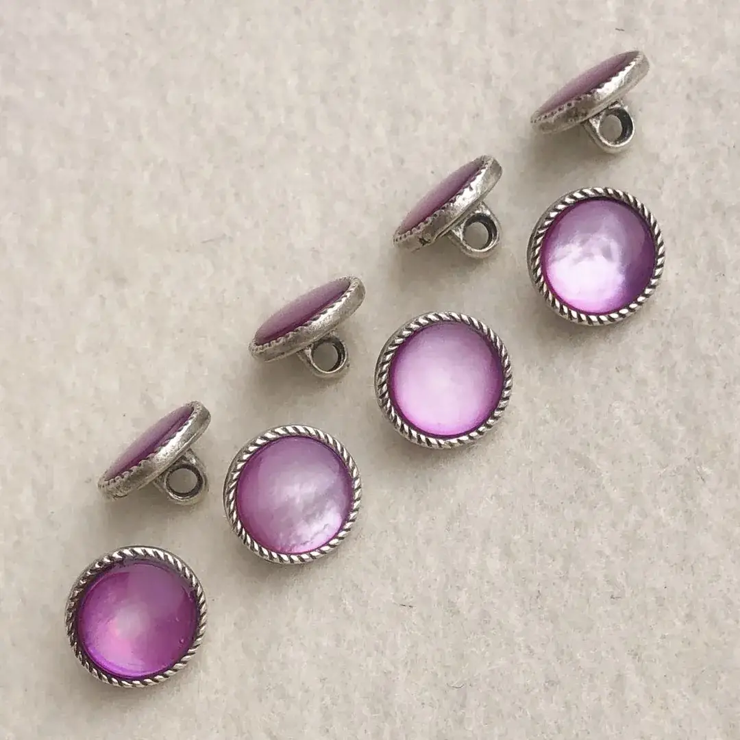 Trachtenknopf Perlmuttknopf in amethyst – Bild 4 – Chiemgauer Heimatwerk Trachten-Onlineshop Trachtenknopf Perlmuttknopf in amethyst - Bild 4 - Chiemgauer Heimatwerk Trachten-Onlineshop