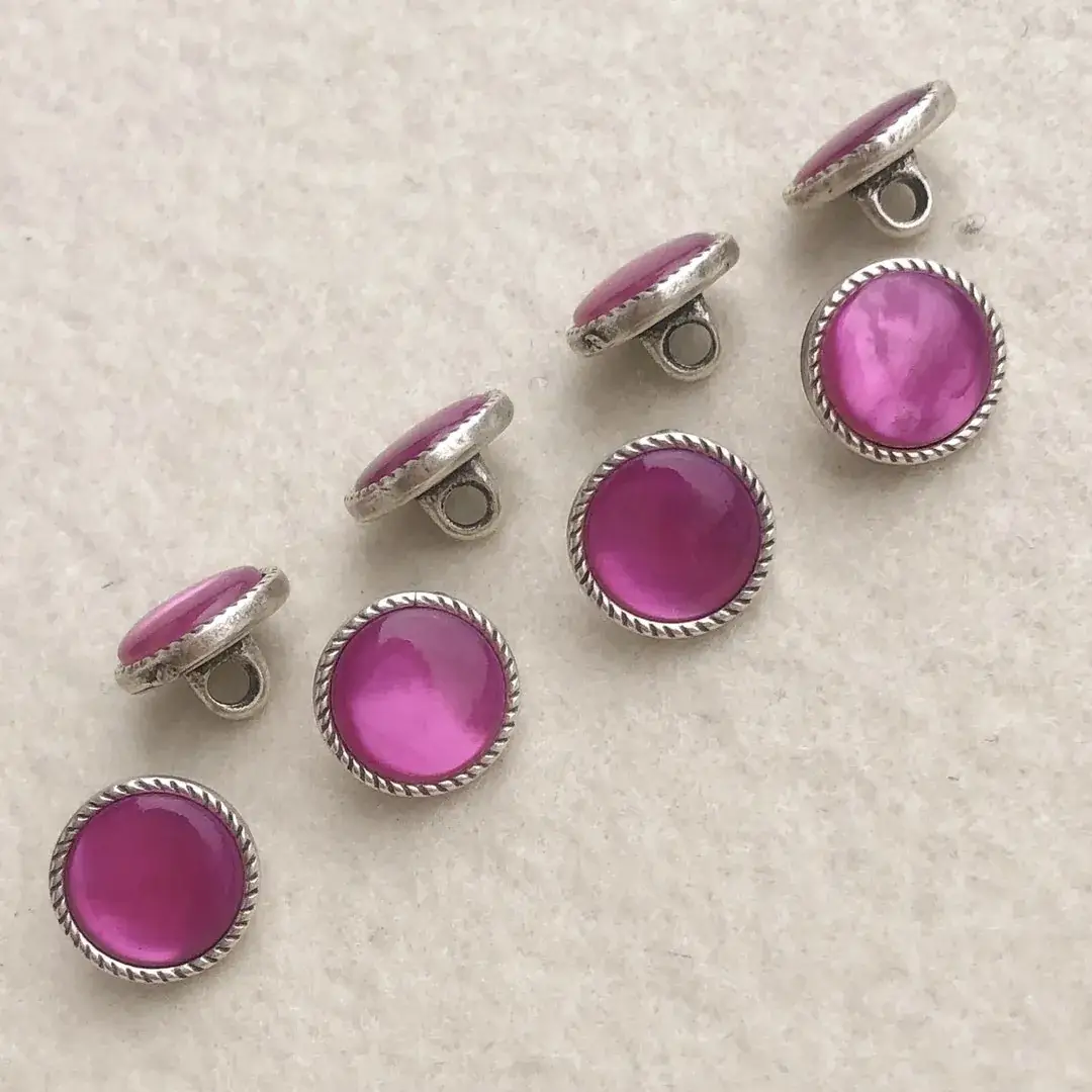 Trachtenknopf Perlmuttknopf in pink No. 2 – Bild 4 – Chiemgauer Heimatwerk Trachten-Onlineshop Trachtenknopf Perlmuttknopf in pink No. 2 - Bild 4 - Chiemgauer Heimatwerk Trachten-Onlineshop