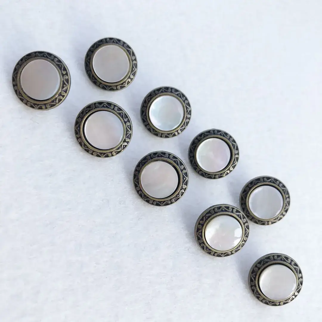 Trachtenknopf Perlmuttknopf in weiß No. 5 – Bild 1 – Chiemgauer Heimatwerk Trachten-Onlineshop Trachtenknopf Perlmuttknopf in weiß No. 5 - Bild 1 - Chiemgauer Heimatwerk Trachten-Onlineshop