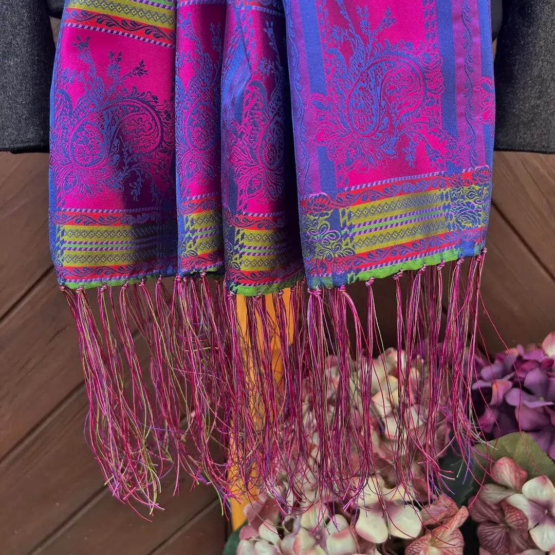 Trachtenschal aus Seide mit Fransen fuchsia – Bild 13 – Chiemgauer Heimatwerk Trachten-Onlineshop Trachtenschal aus Seide mit Fransen fuchsia - Bild 13 - Chiemgauer Heimatwerk Trachten-Onlineshop