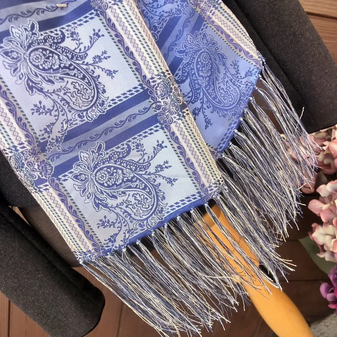 Trachtenschal aus Seide mit Fransen für Damen – Bild 16 – Chiemgauer Heimatwerk Trachten-Onlineshop Trachtenschal aus Seide mit Fransen für Damen - Bild 16 - Chiemgauer Heimatwerk Trachten-Onlineshop