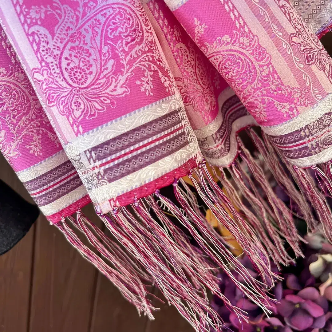 Trachtenschal aus Seide mit Fransen rosa-lila – Bild 13 – Chiemgauer Heimatwerk Trachten-Onlineshop Trachtenschal aus Seide mit Fransen rosa-lila - Bild 13 - Chiemgauer Heimatwerk Trachten-Onlineshop