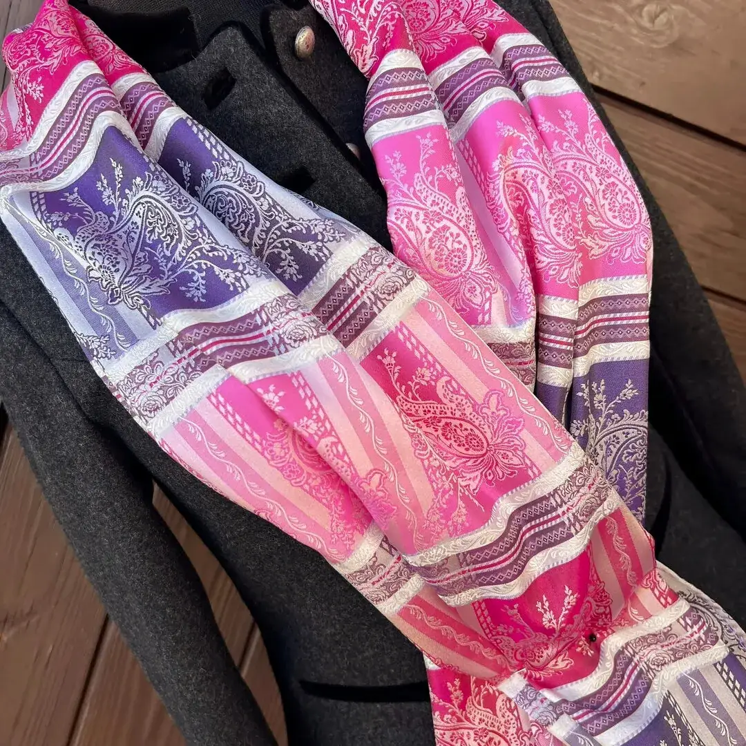 Trachtenschal aus Seide mit Fransen rosa-lila – Bild 2 – Chiemgauer Heimatwerk Trachten-Onlineshop Trachtenschal aus Seide mit Fransen rosa-lila - Bild 2 - Chiemgauer Heimatwerk Trachten-Onlineshop