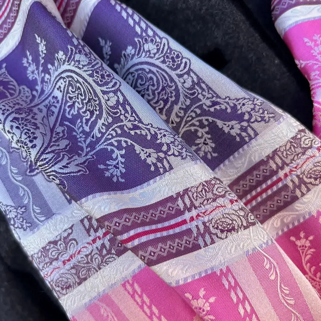 Trachtenschal aus Seide mit Fransen rosa-lila – Bild 8 – Chiemgauer Heimatwerk Trachten-Onlineshop Trachtenschal aus Seide mit Fransen rosa-lila - Bild 8 - Chiemgauer Heimatwerk Trachten-Onlineshop