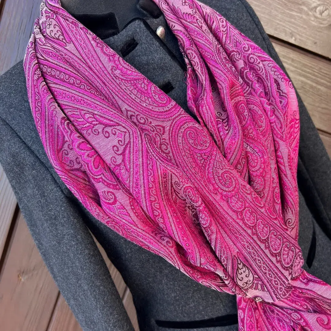 Trachtenschal mit Fransen in fuchsia – Bild 2 – Chiemgauer Heimatwerk Trachten-Onlineshop Trachtenschal mit Fransen in fuchsia - Bild 2 - Chiemgauer Heimatwerk Trachten-Onlineshop