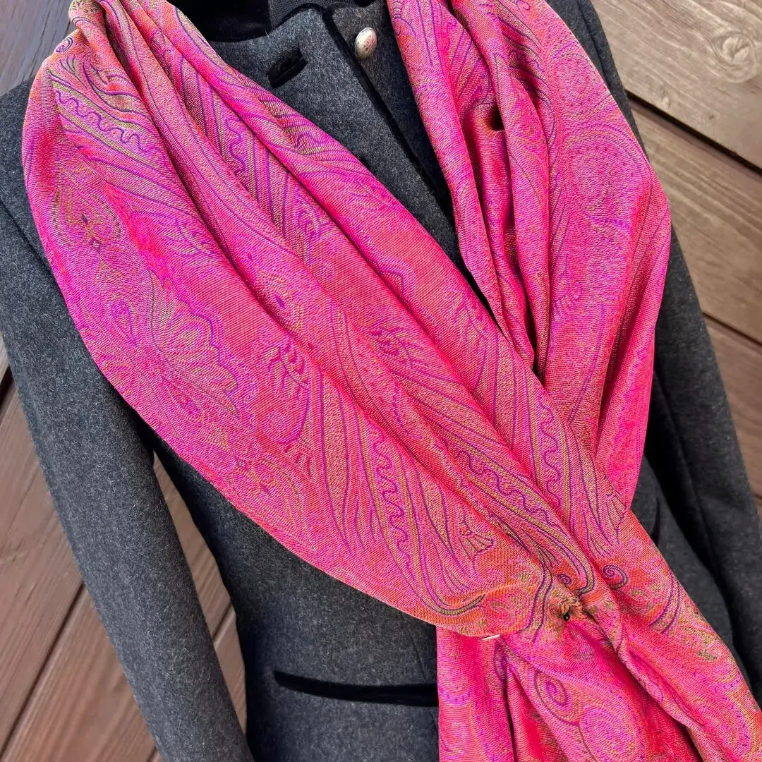 Trachtenschal mit Fransen in pink No. 2 – Bild 2 – Chiemgauer Heimatwerk Trachten-Onlineshop Trachtenschal mit Fransen in pink No. 2 - Bild 2 - Chiemgauer Heimatwerk Trachten-Onlineshop
