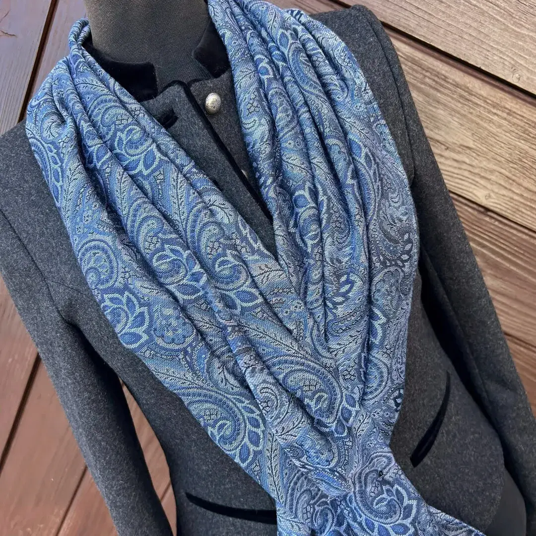 Trachtenschal mit Fransen rauchblau – Bild 2 – Chiemgauer Heimatwerk Trachten-Onlineshop Trachtenschal mit Fransen rauchblau - Bild 2 - Chiemgauer Heimatwerk Trachten-Onlineshop