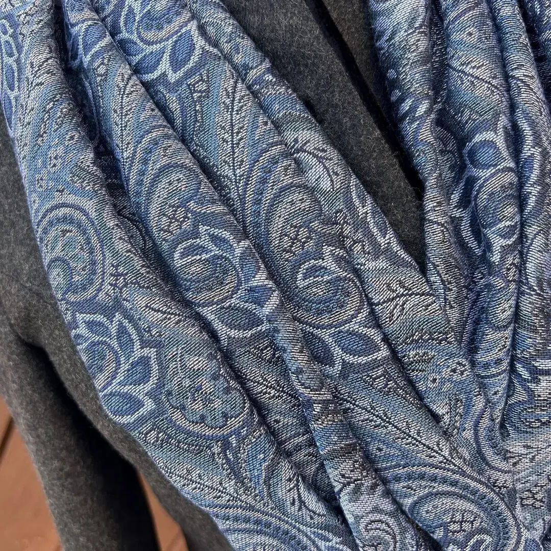 Trachtenschal mit Fransen rauchblau – Bild 7 – Chiemgauer Heimatwerk Trachten-Onlineshop Trachtenschal mit Fransen rauchblau - Bild 7 - Chiemgauer Heimatwerk Trachten-Onlineshop