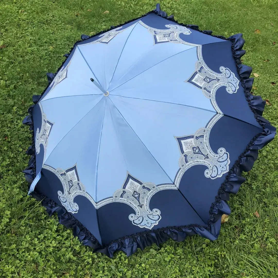 Trachtenschirm aus blauem Satin – Bild 4 – Chiemgauer Heimatwerk Trachten-Onlineshop Trachtenschirm aus blauem Satin - Bild 4 - Chiemgauer Heimatwerk Trachten-Onlineshop