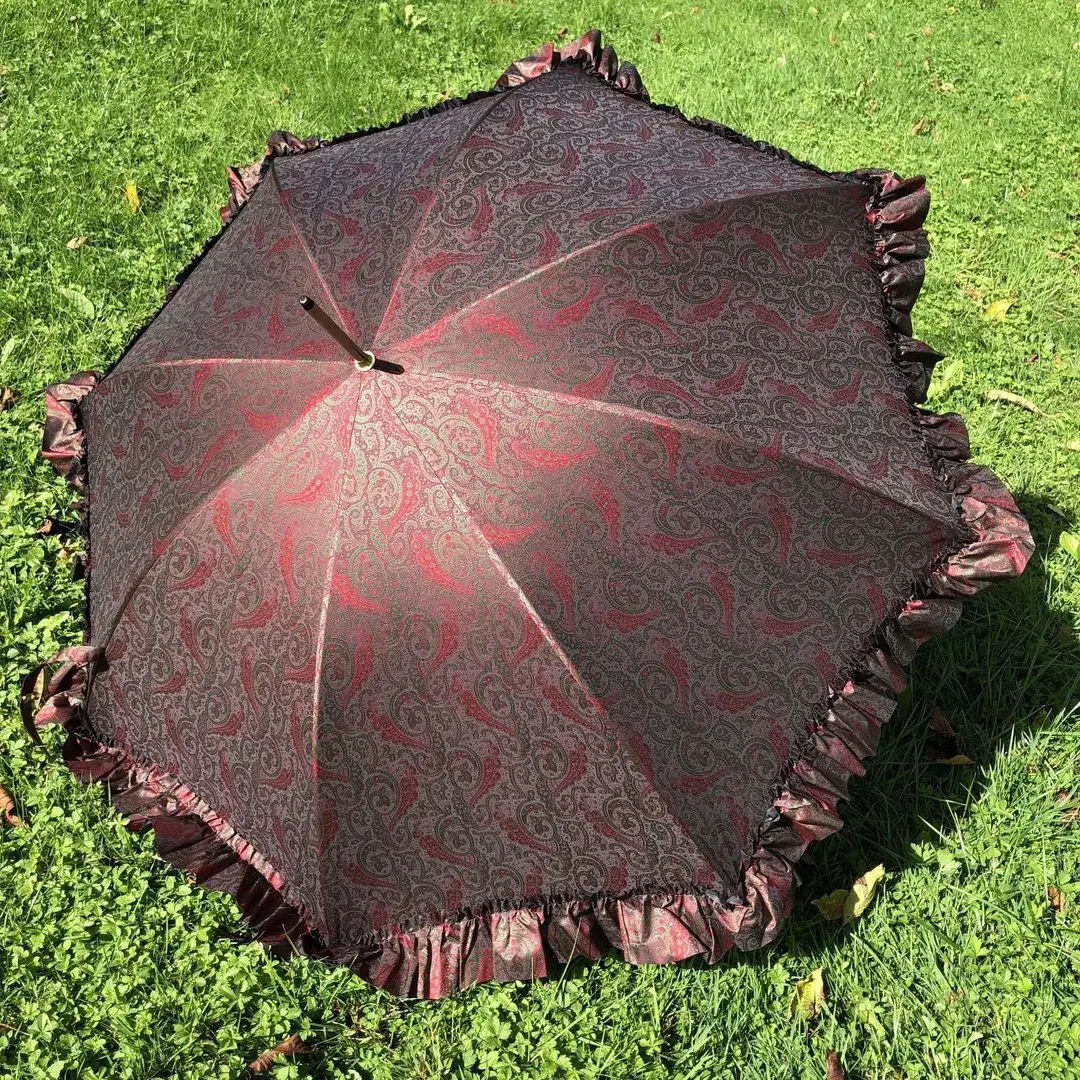 Trachtenschirm aus Paisleysatin in rot-grün – Bild 1 – Chiemgauer Heimatwerk Trachten-Onlineshop Trachtenschirm aus Paisleysatin in rot-grün - Bild 1 - Chiemgauer Heimatwerk Trachten-Onlineshop