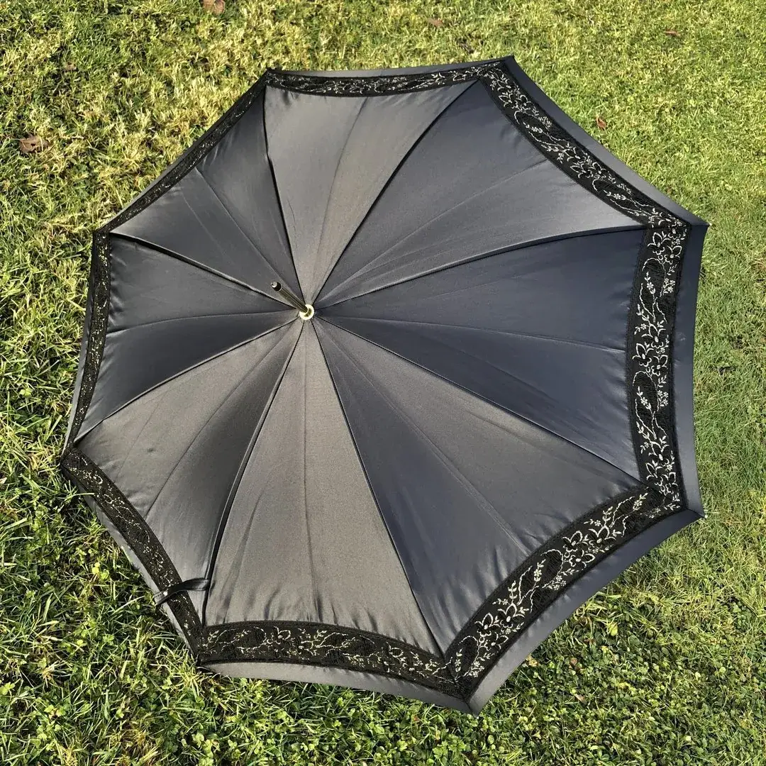Trachtenschirm aus schwarzem Satin und Goldborte No. 3 – Bild 2 – Chiemgauer Heimatwerk Trachten-Onlineshop Trachtenschirm aus schwarzem Satin und Goldborte No. 3 - Bild 2 - Chiemgauer Heimatwerk Trachten-Onlineshop