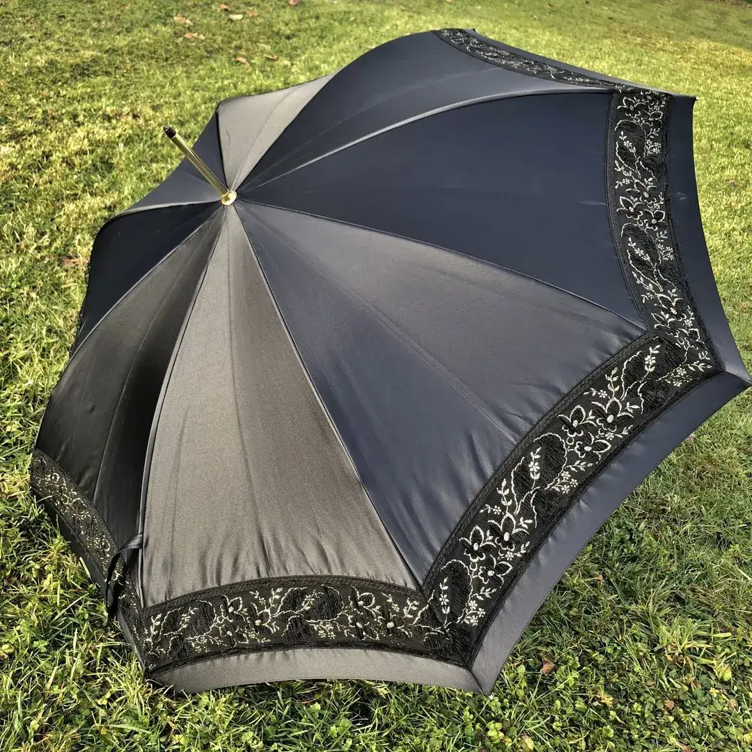 Trachtenschirm aus schwarzem Satin und Goldborte No. 3 – Bild 21 – Chiemgauer Heimatwerk Trachten-Onlineshop Trachtenschirm aus schwarzem Satin und Goldborte No. 3 - Bild 21 - Chiemgauer Heimatwerk Trachten-Onlineshop
