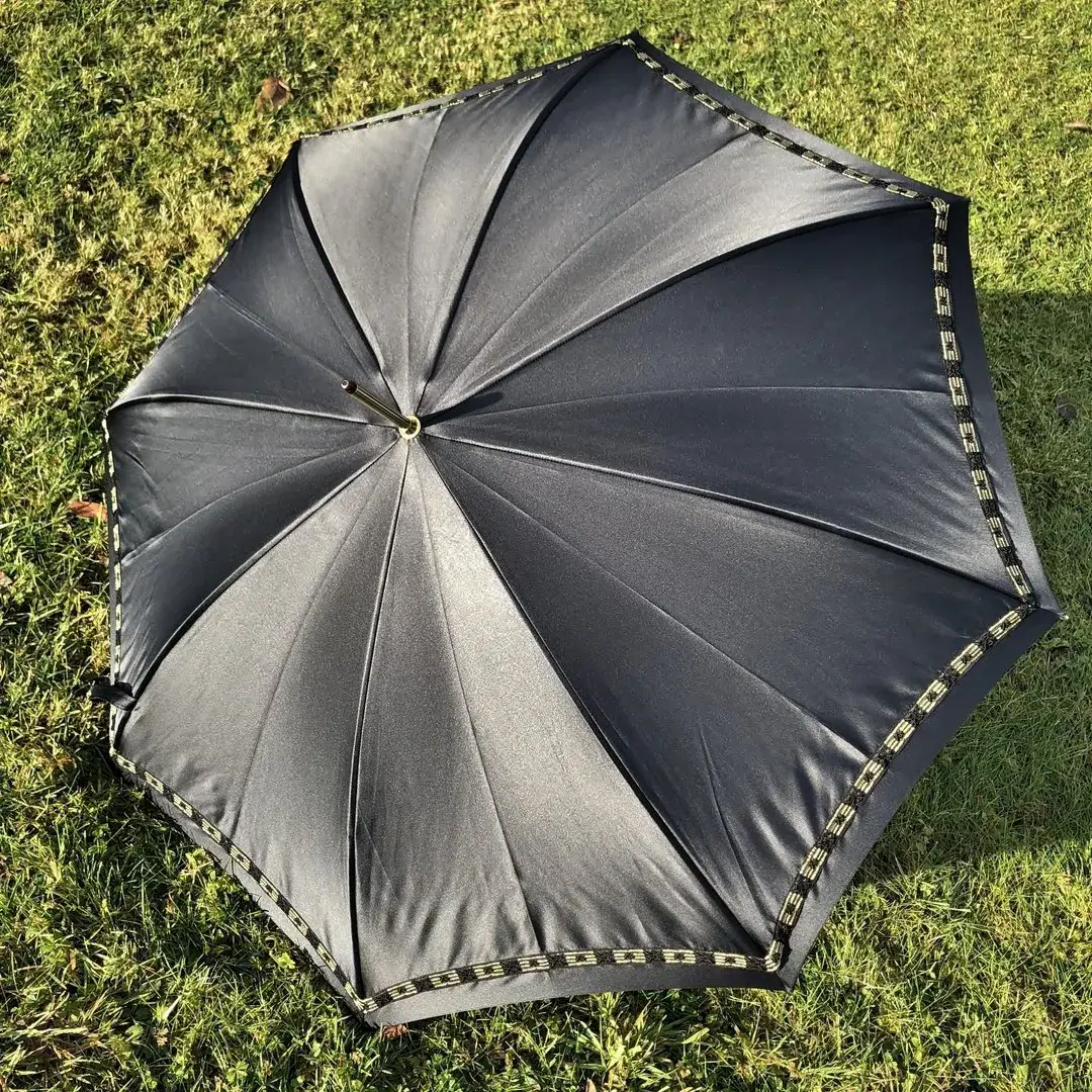 Trachtenschirm aus schwarzem Satin und Goldborte No. 5 – Bild 2 – Chiemgauer Heimatwerk Trachten-Onlineshop Trachtenschirm aus schwarzem Satin und Goldborte No. 5 - Bild 2 - Chiemgauer Heimatwerk Trachten-Onlineshop