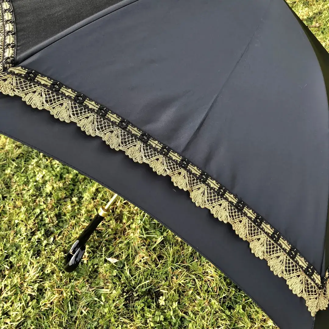 Trachtenschirm aus schwarzem Satin und Goldspitze No. 1 – Bild 11 – Chiemgauer Heimatwerk Trachten-Onlineshop Trachtenschirm aus schwarzem Satin und Goldspitze No. 1 - Bild 11 - Chiemgauer Heimatwerk Trachten-Onlineshop
