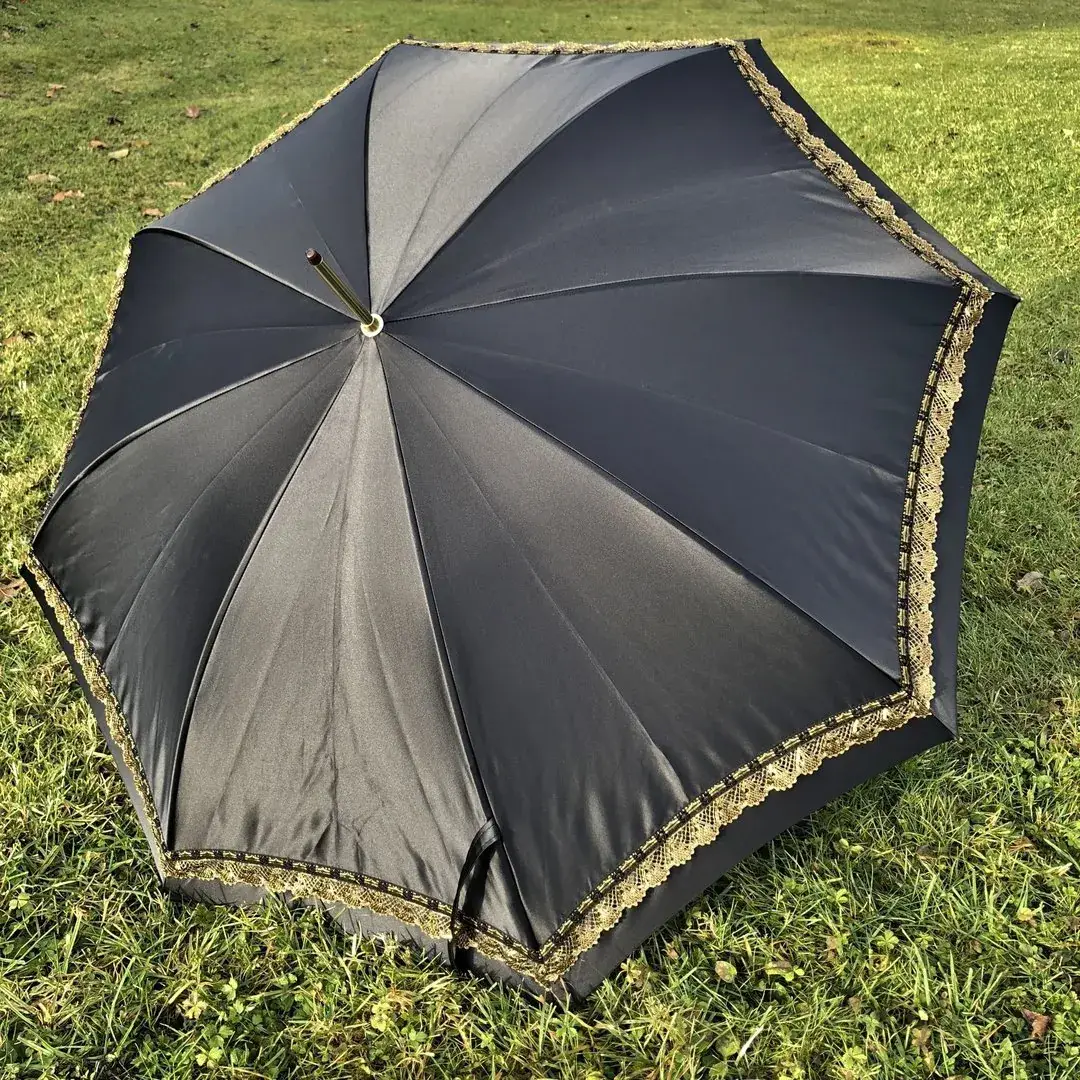 Trachtenschirm aus schwarzem Satin und Goldspitze No. 1 – Bild 2 – Chiemgauer Heimatwerk Trachten-Onlineshop Trachtenschirm aus schwarzem Satin und Goldspitze No. 1 - Bild 2 - Chiemgauer Heimatwerk Trachten-Onlineshop