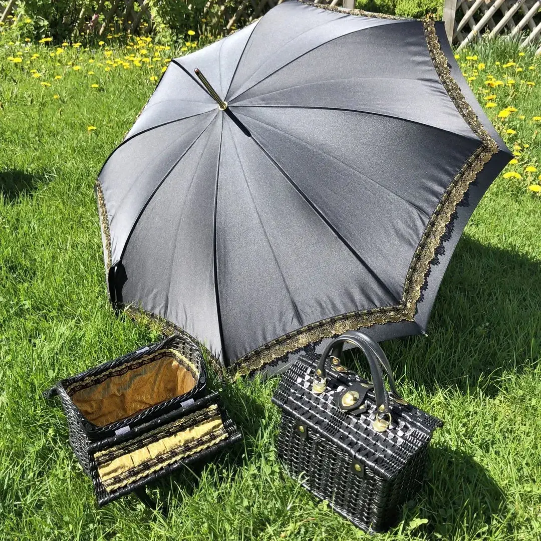 Trachtenschirm aus schwarzem Satin und Goldspitze No. 4 – Bild 22 – Chiemgauer Heimatwerk Trachten-Onlineshop Trachtenschirm aus schwarzem Satin und Goldspitze No. 4 - Bild 22 - Chiemgauer Heimatwerk Trachten-Onlineshop