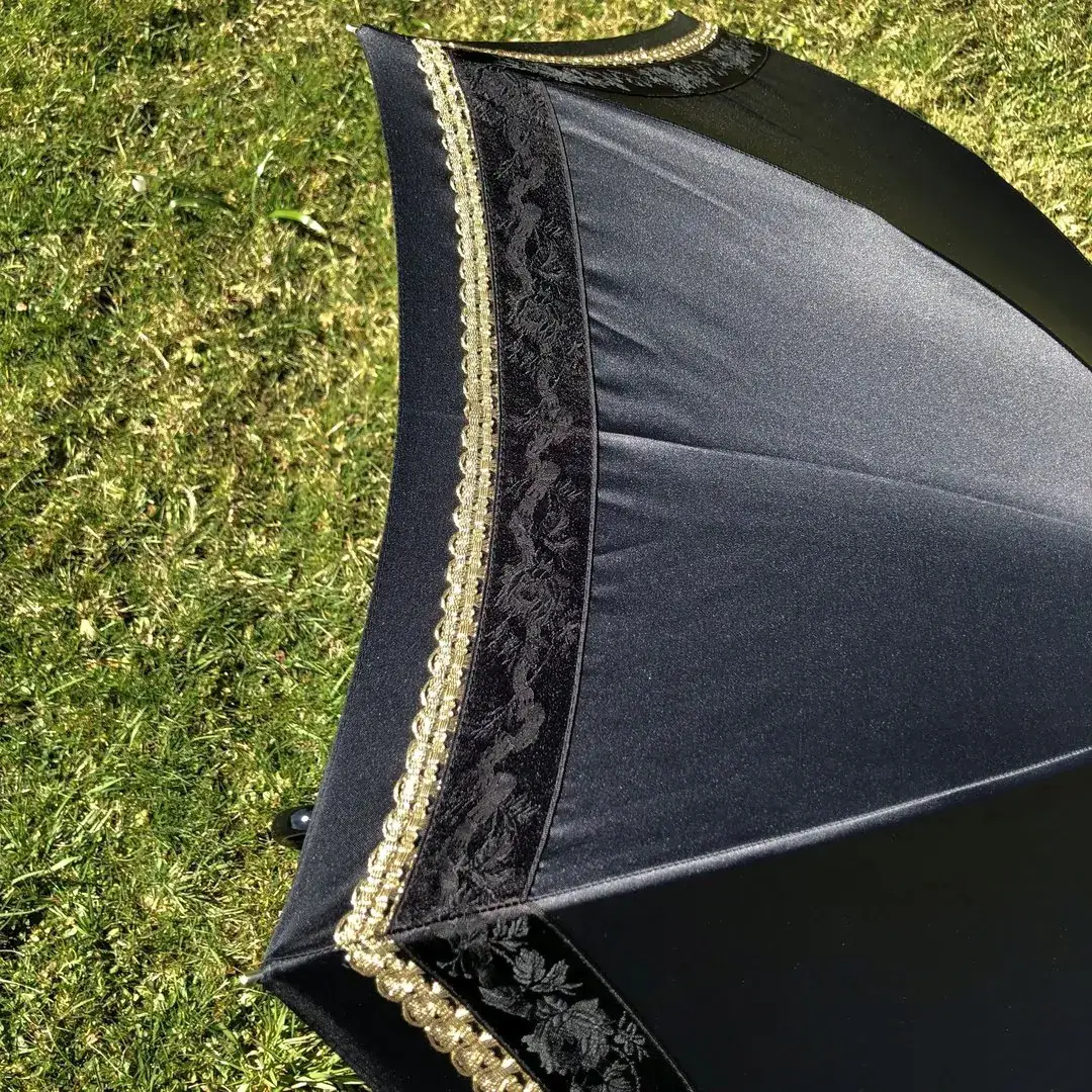 Trachtenschirm aus schwarzem Satin und Goldspitze No. 6 – Bild 12 – Chiemgauer Heimatwerk Trachten-Onlineshop Trachtenschirm aus schwarzem Satin und Goldspitze No. 6 - Bild 12 - Chiemgauer Heimatwerk Trachten-Onlineshop