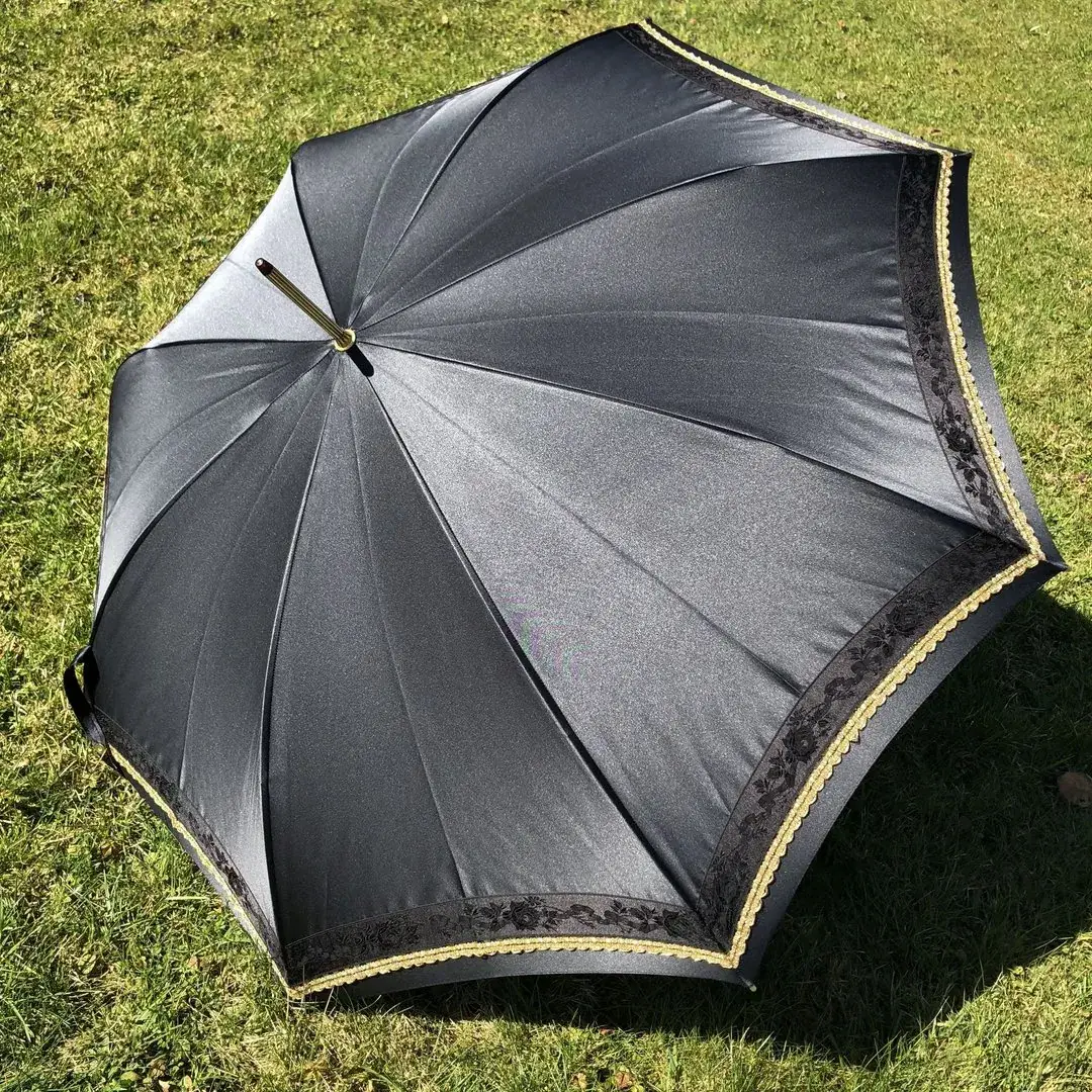 Trachtenschirm aus schwarzem Satin und Goldspitze No. 6 – Bild 2 – Chiemgauer Heimatwerk Trachten-Onlineshop Trachtenschirm aus schwarzem Satin und Goldspitze No. 6 - Bild 2 - Chiemgauer Heimatwerk Trachten-Onlineshop
