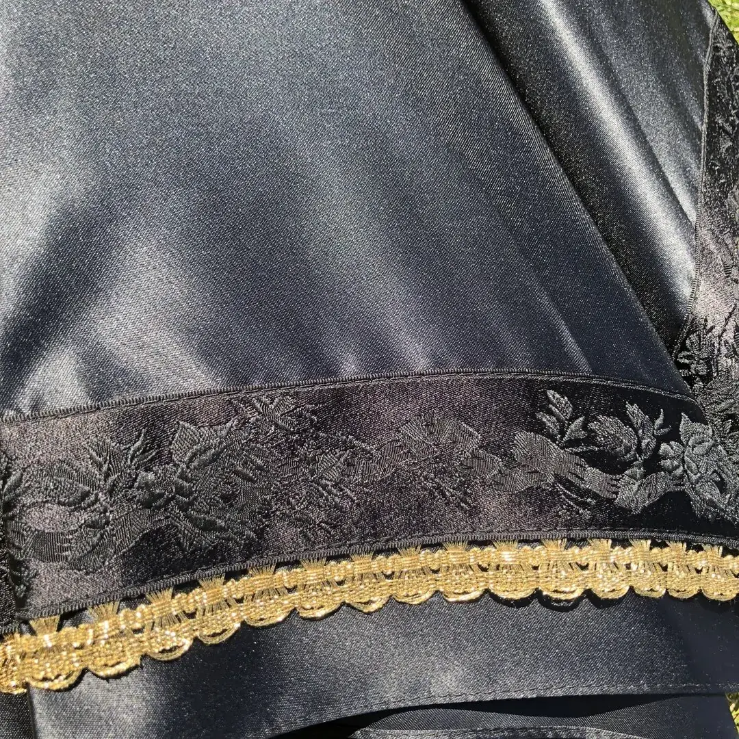 Trachtenschirm aus schwarzem Satin und Goldspitze No. 6 – Bild 20 – Chiemgauer Heimatwerk Trachten-Onlineshop Trachtenschirm aus schwarzem Satin und Goldspitze No. 6 - Bild 20 - Chiemgauer Heimatwerk Trachten-Onlineshop
