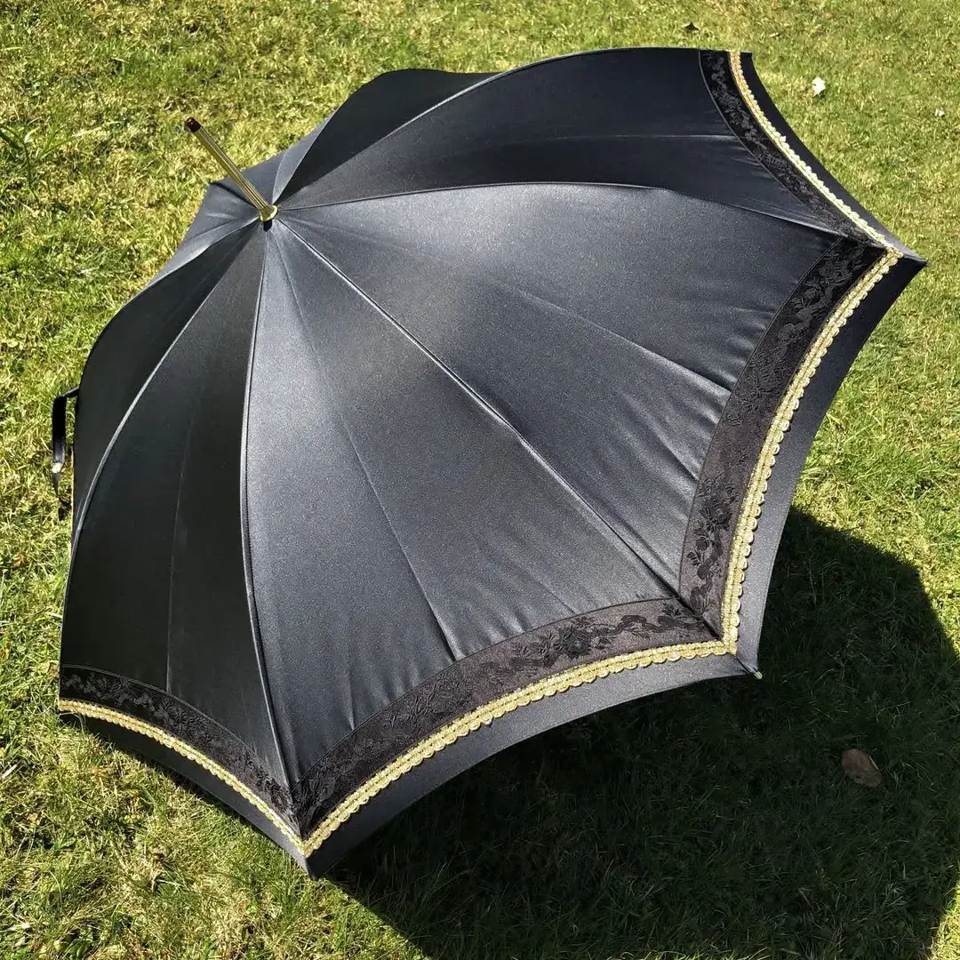 Trachtenschirm aus schwarzem Satin und Goldspitze No. 6 – Bild 7 – Chiemgauer Heimatwerk Trachten-Onlineshop Trachtenschirm aus schwarzem Satin und Goldspitze No. 6 - Bild 7 - Chiemgauer Heimatwerk Trachten-Onlineshop